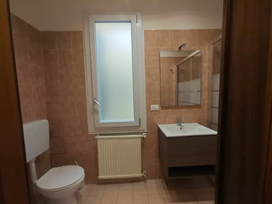 Immagine 17 di Camera in affitto  in via Valdonica a Bologna