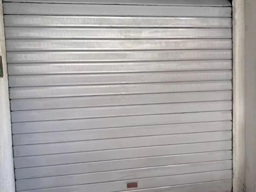 Immagine 2 di Garage in vendita  in Via Virginia Agnelli a Roma