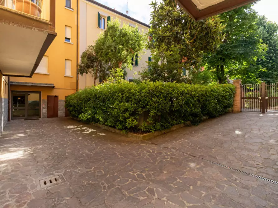 Immagine 2 di Appartamento in vendita  in Via Emilia Levante 118 a Bologna