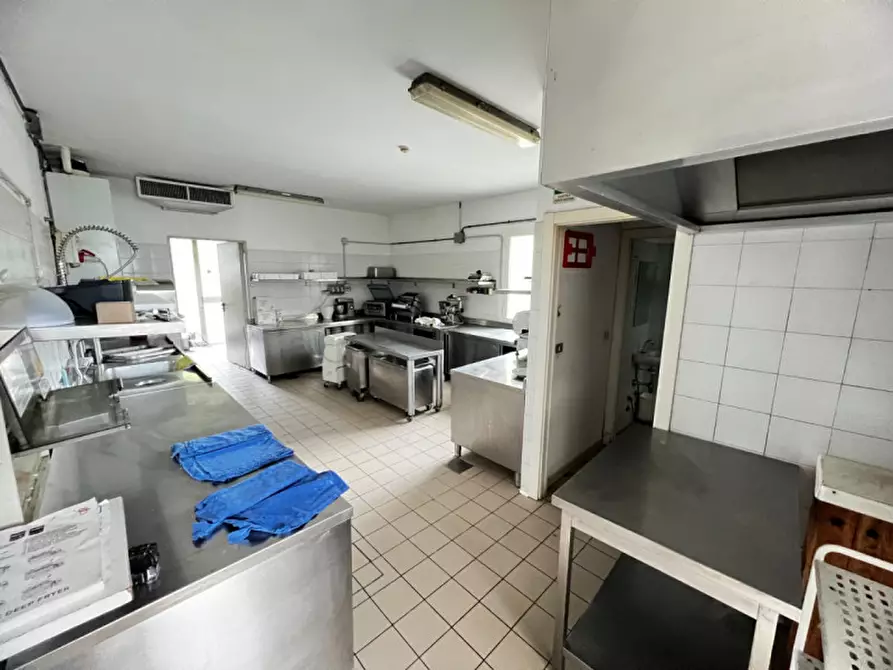 Immagine 4 di Attività commerciale in affitto  a Santarcangelo Di Romagna