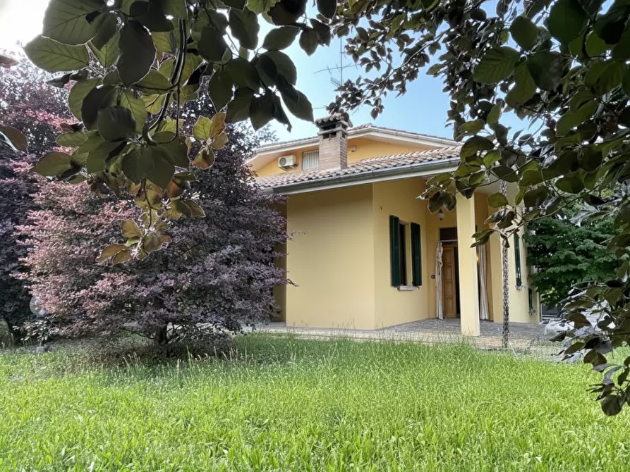 Immagine 1 di Villa in vendita  a Guastalla
