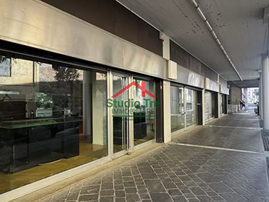 Immagine 2 di Negozio in vendita  in Via dei Borromeo a Padova
