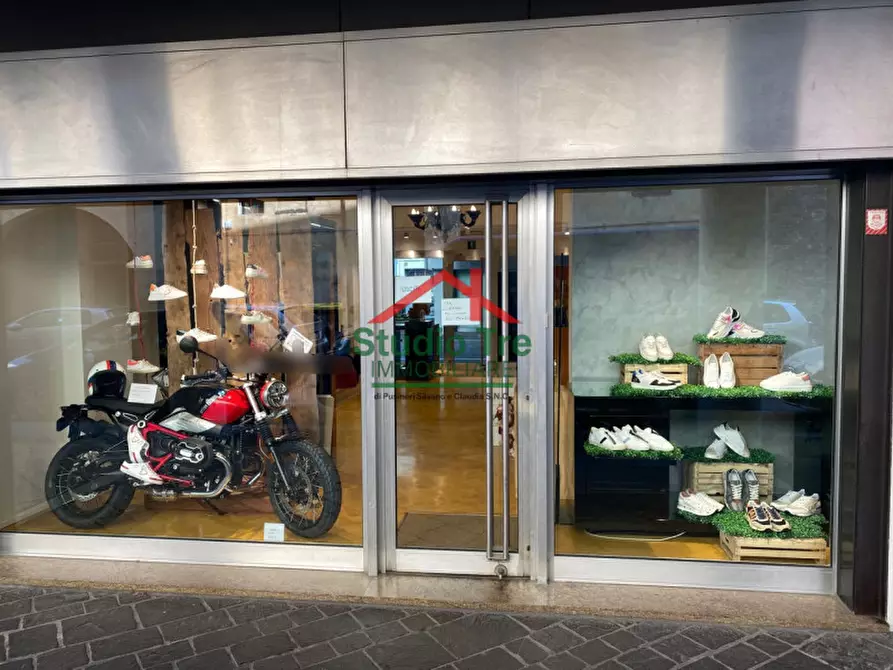 Immagine 15 di Negozio in vendita  in Via dei Borromeo a Padova