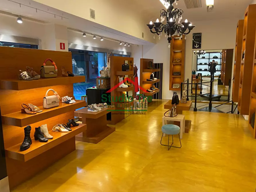 Immagine 23 di Negozio in vendita  in Via dei Borromeo a Padova