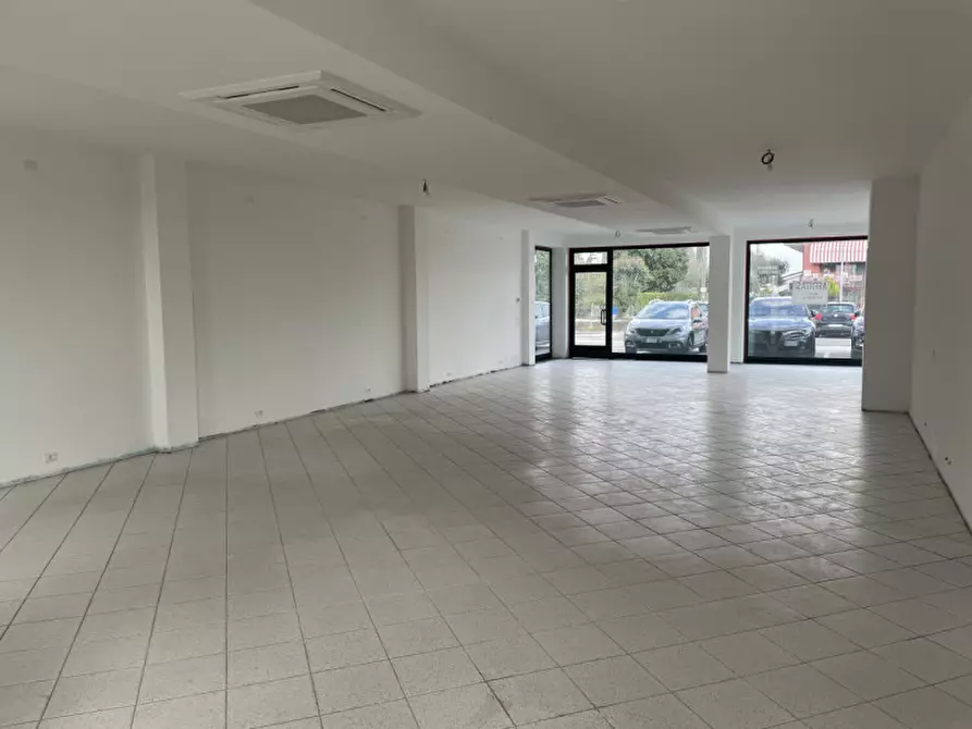 Immagine 8 di Attività commerciale in vendita  in VIA CASTELLANA a Altivole