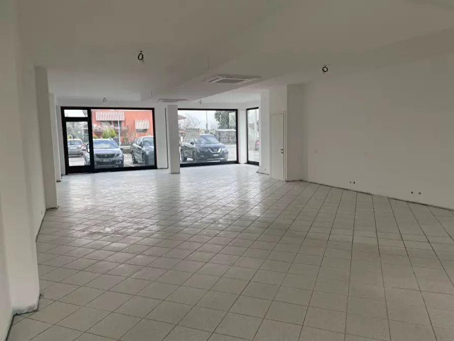 Immagine 9 di Attività commerciale in vendita  in VIA CASTELLANA a Altivole