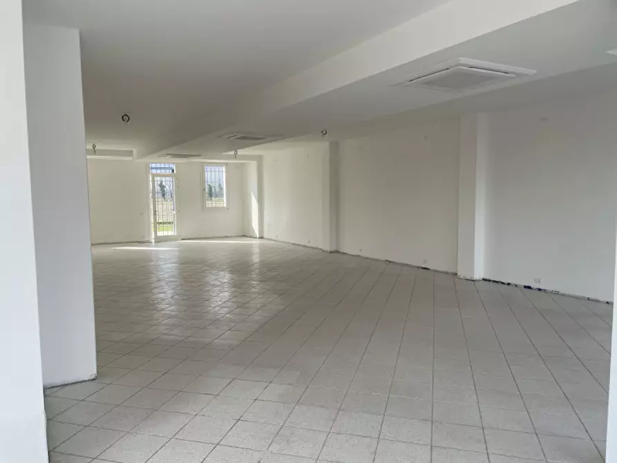 Immagine 13 di Attività commerciale in vendita  in VIA CASTELLANA a Altivole