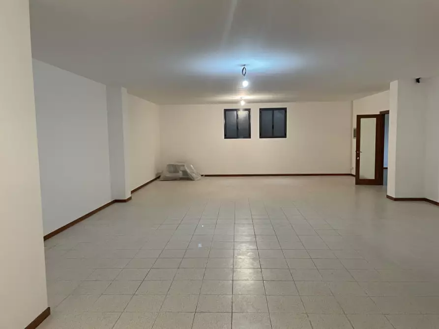 Immagine 23 di Attività commerciale in vendita  in VIA CASTELLANA a Altivole