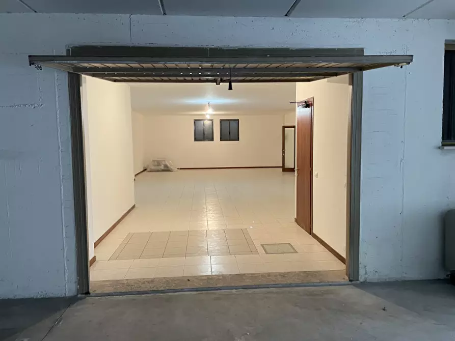 Immagine 29 di Attività commerciale in vendita  in VIA CASTELLANA a Altivole