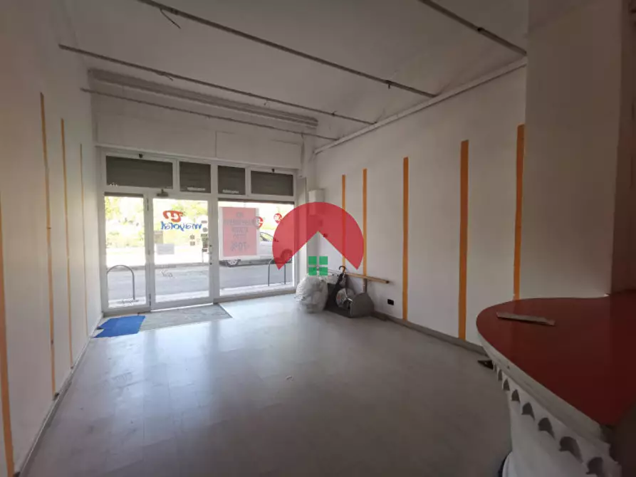 Immagine 3 di Negozio in vendita  in Via Giovanni Amendola a Matera