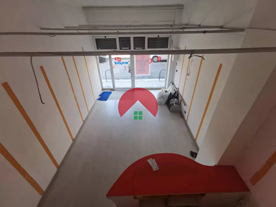 Immagine 4 di Negozio in vendita  in Via Giovanni Amendola a Matera