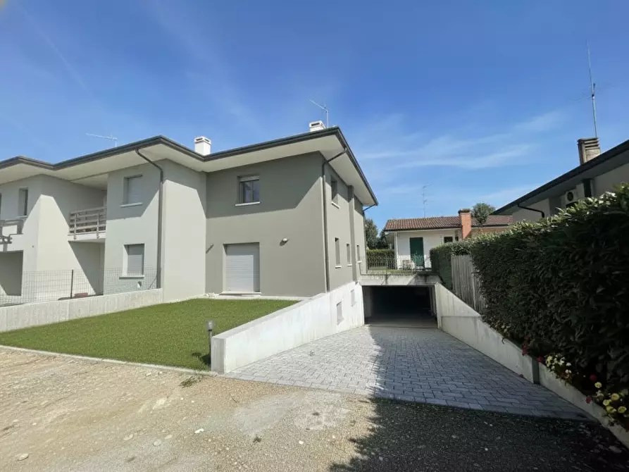 Immagine 1 di Villetta a schiera in vendita  in Via Galileo Galilei a Asolo