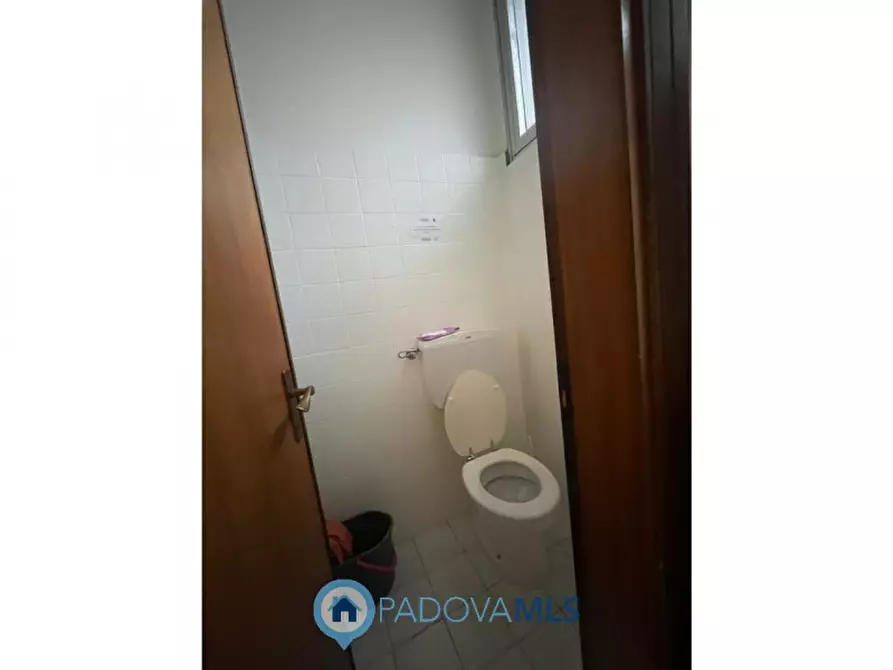 Immagine 5 di Negozio in vendita  in Via Andrea Colotti a Padova