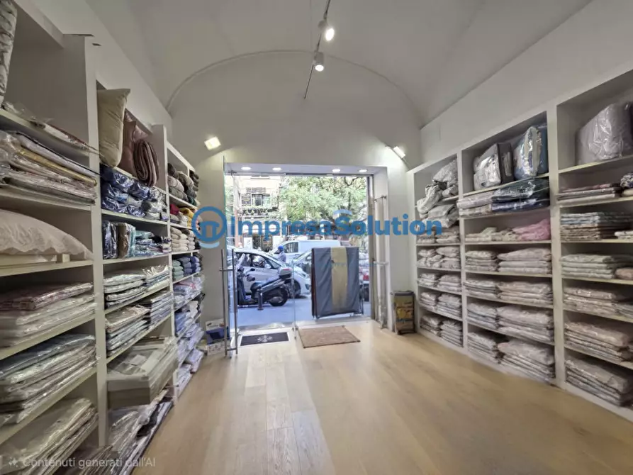 Immagine 7 di Negozio in vendita  in Via Vittorio Colonna a Napoli