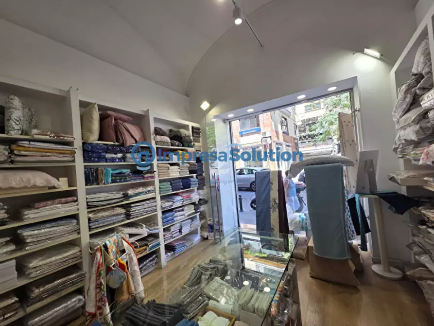 Immagine 8 di Negozio in vendita  in Via Vittorio Colonna a Napoli
