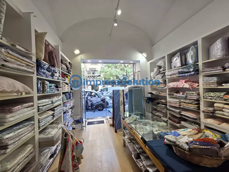 Immagine 9 di Negozio in vendita  in Via Vittorio Colonna a Napoli