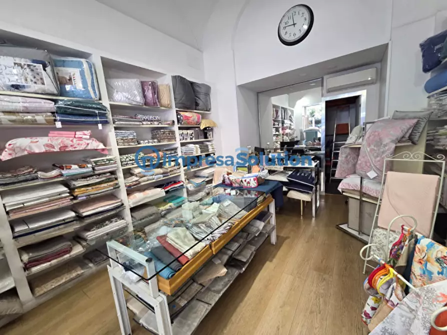 Immagine 10 di Negozio in vendita  in Via Vittorio Colonna a Napoli