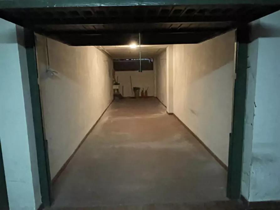 Immagine 2 di Garage in vendita  in Via Veneto a Firenze