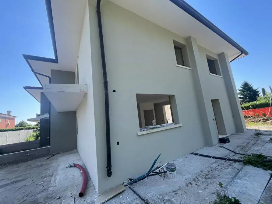 Immagine 2 di Villetta a schiera in vendita  in Via Galileo Galilei a Asolo