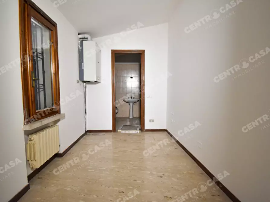 Immagine 15 di Negozio in vendita  in via duomo a Legnago