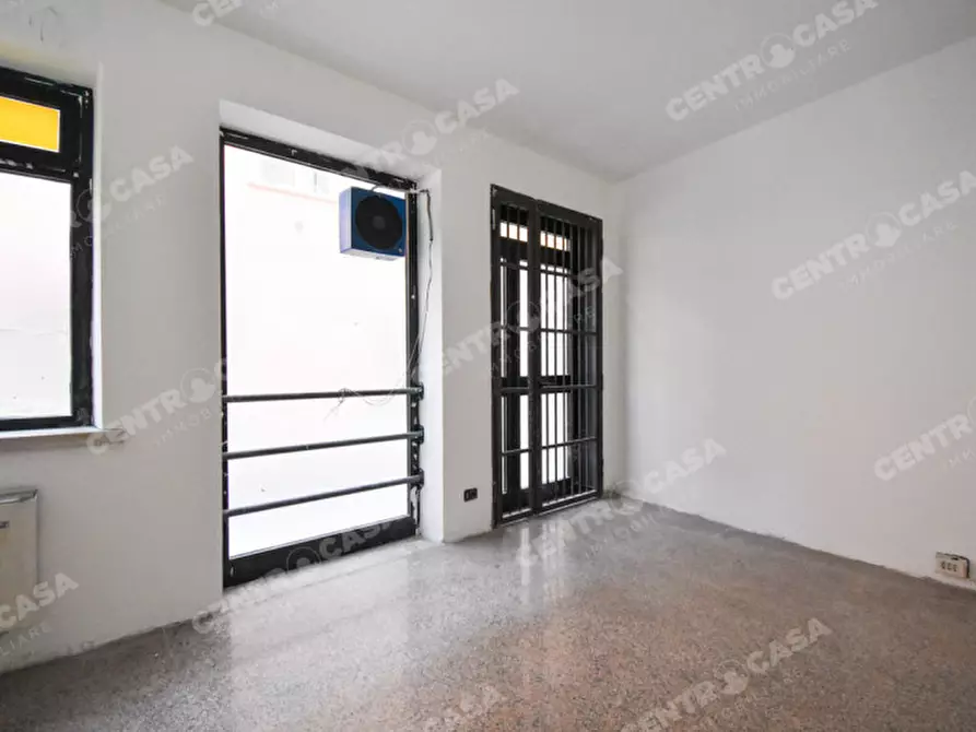 Immagine 22 di Negozio in vendita  in via duomo a Legnago