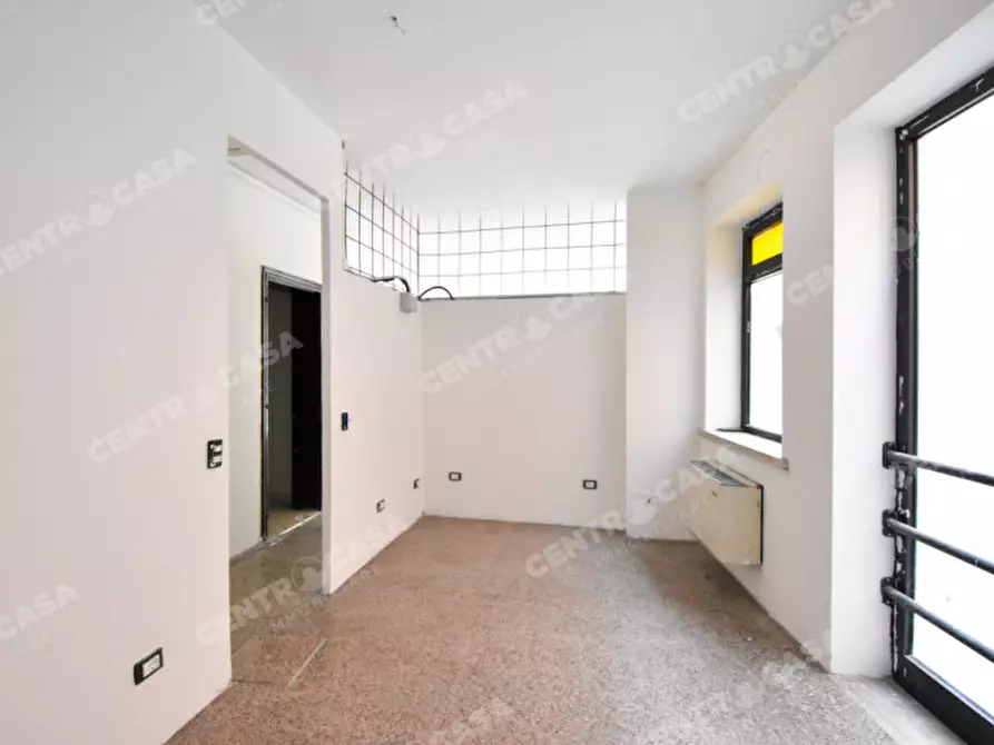 Immagine 23 di Negozio in vendita  in via duomo a Legnago