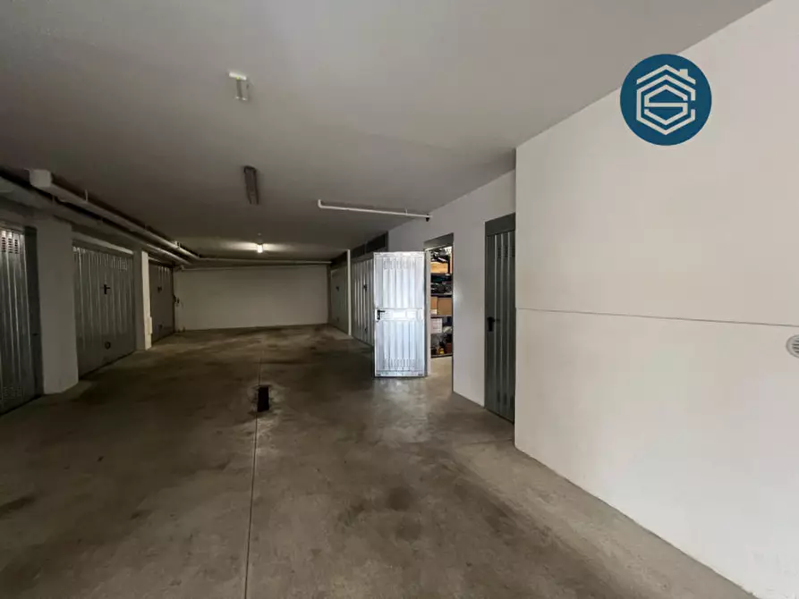 Immagine 1 di Cantina in vendita  in Galleria Giuseppe Di Vittorio 1 a Campi Bisenzio