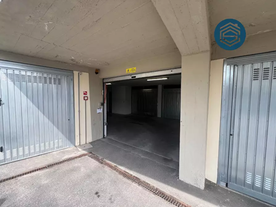 Immagine 2 di Cantina in vendita  in Galleria Giuseppe Di Vittorio 1 a Campi Bisenzio