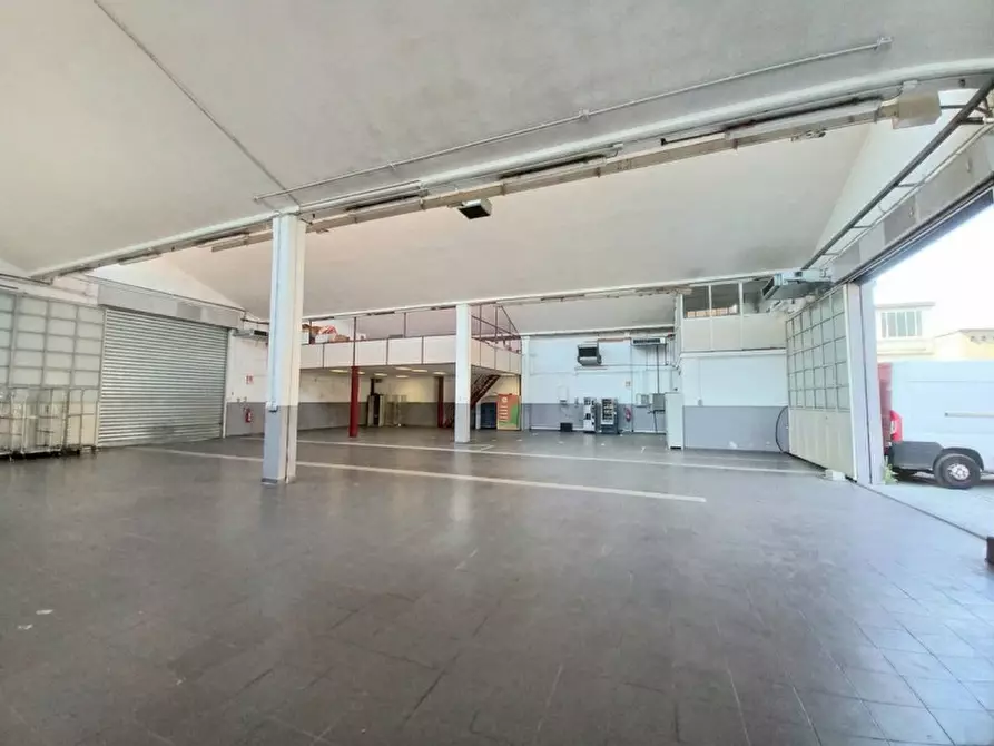 Immagine 12 di Capannone industriale in vendita  a Bologna