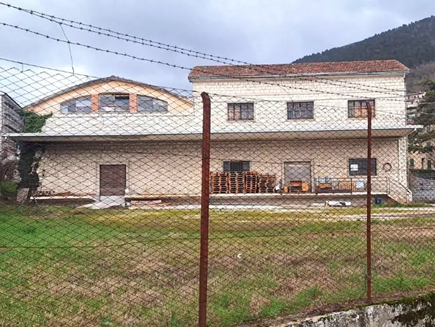 Immagine 3 di Capannone industriale in vendita  in Via Flaminia, 61044 Scheggia e Pascelupo PG, Italia a Scheggia E Pascelupo