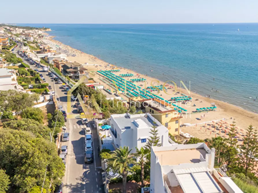Immagine 46 di Villa in vendita  in Lungomare Enea a Anzio