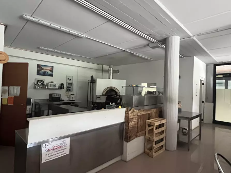 Immagine 4 di Attività commerciale in affitto  in via galilei a Torrebelvicino