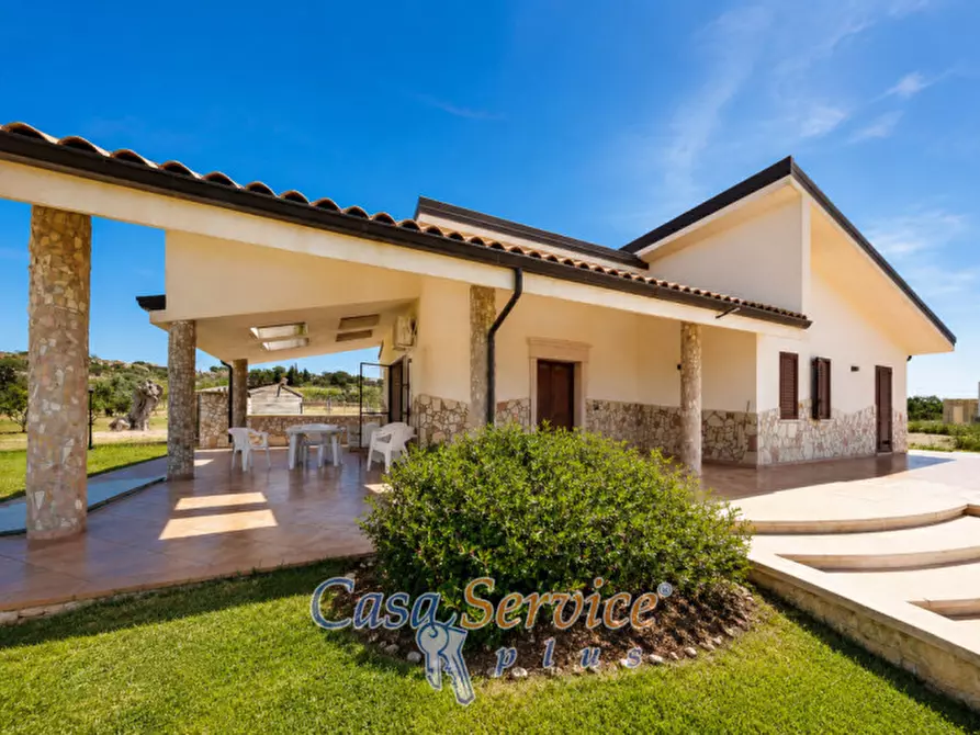 Immagine 1 di Villa in vendita  in Strada per Tuglie a Parabita