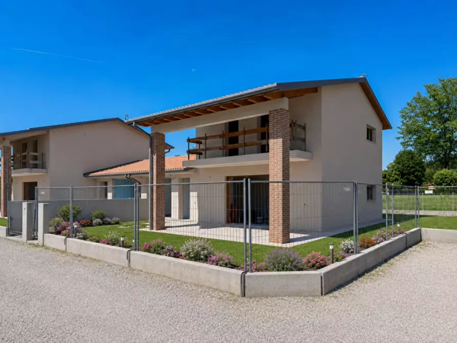 Immagine 1 di Casa bifamiliare in vendita  in Via delle Siepi a Vedelago