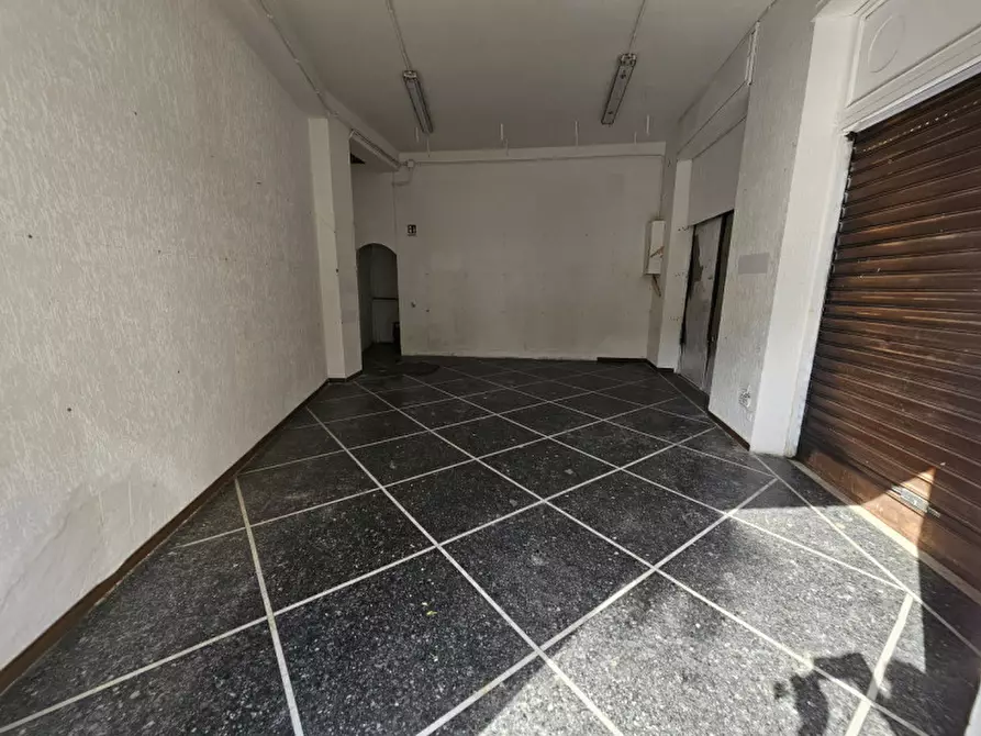 Immagine 2 di Negozio in vendita  in Piazza Saffi a Savona