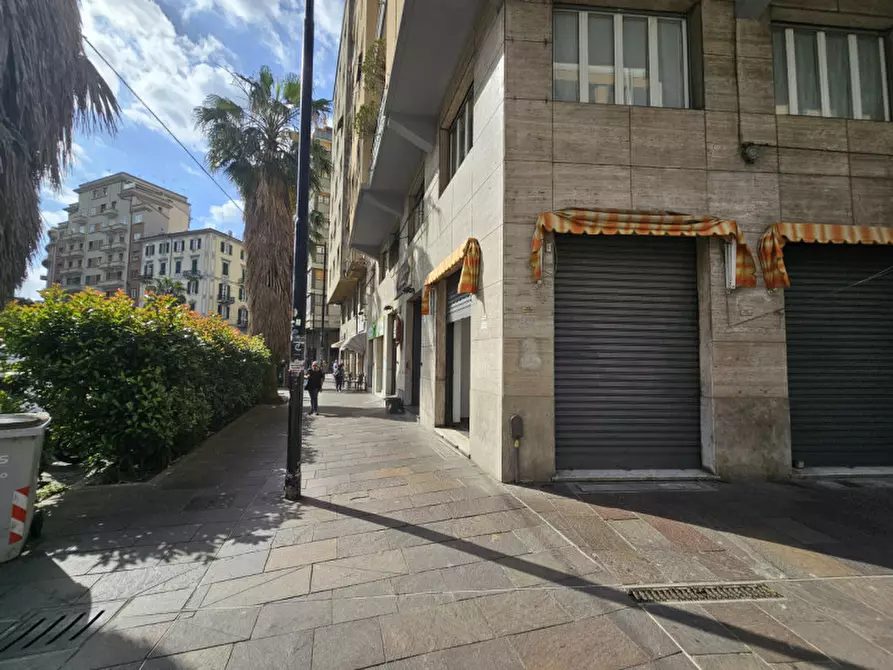 Immagine 5 di Negozio in vendita  in Piazza Saffi a Savona
