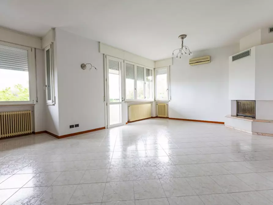 Immagine 11 di Villa in vendita  in Via Rossini a Caerano Di San Marco