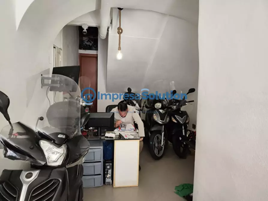 Immagine 11 di Negozio in affitto  in Via Piedigrotta a Napoli
