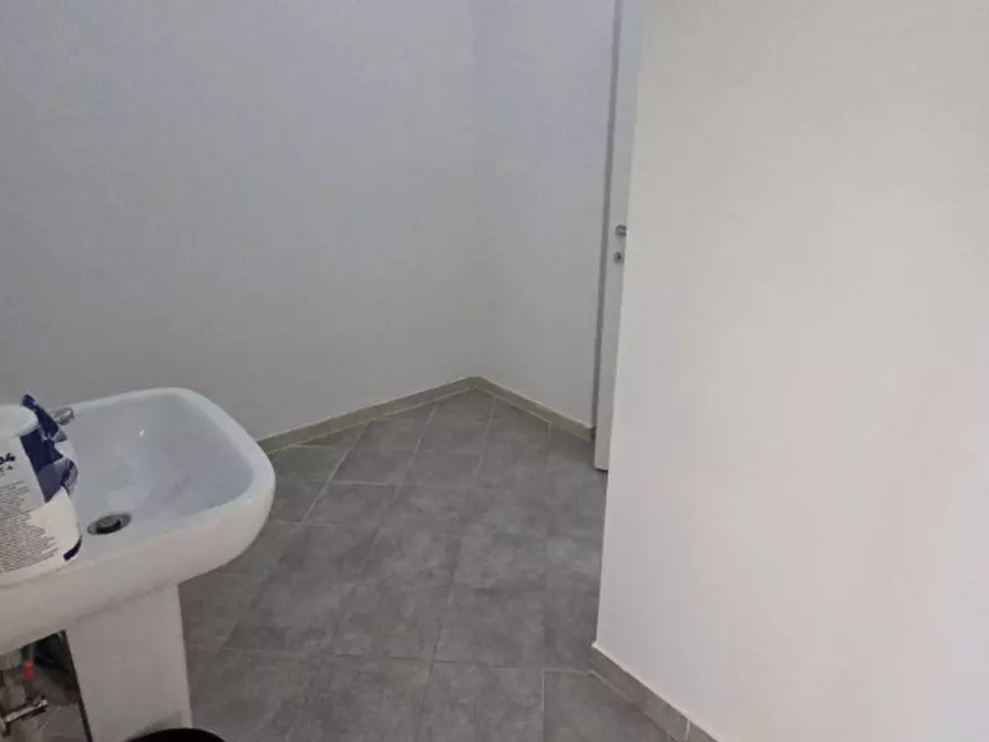 Immagine 4 di Negozio in affitto  in via bravi a Padova