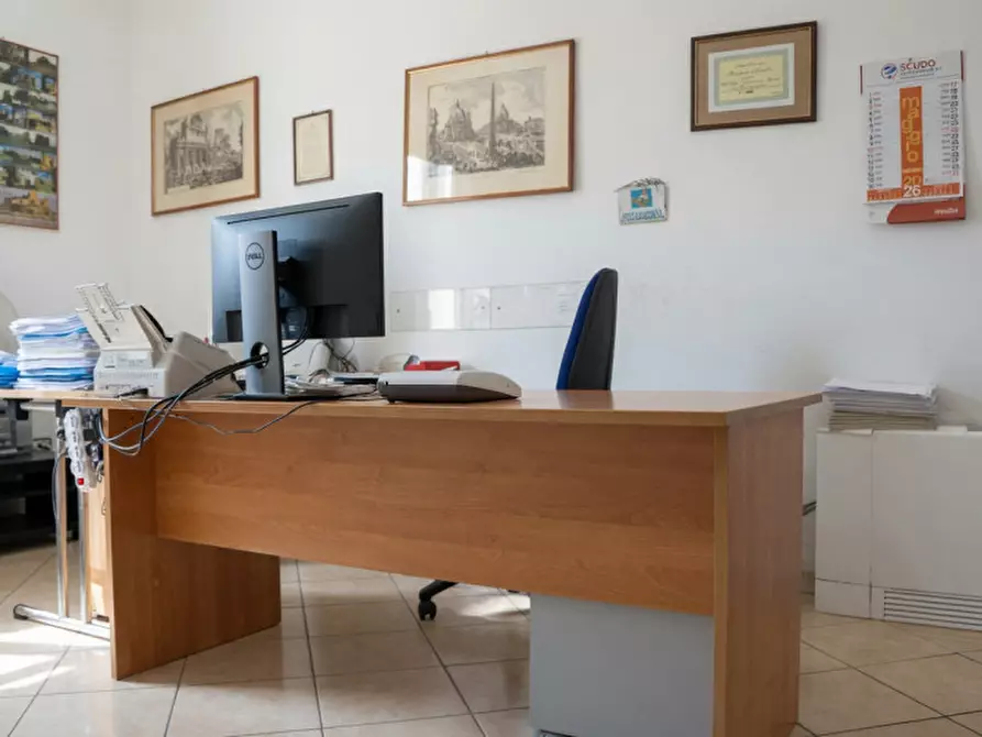 Immagine 15 di Negozio in vendita  in Via Gaetano Storchi a Roma