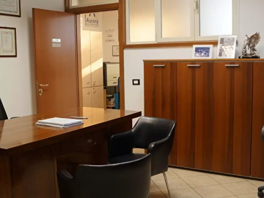 Immagine 19 di Negozio in vendita  in Via Gaetano Storchi a Roma