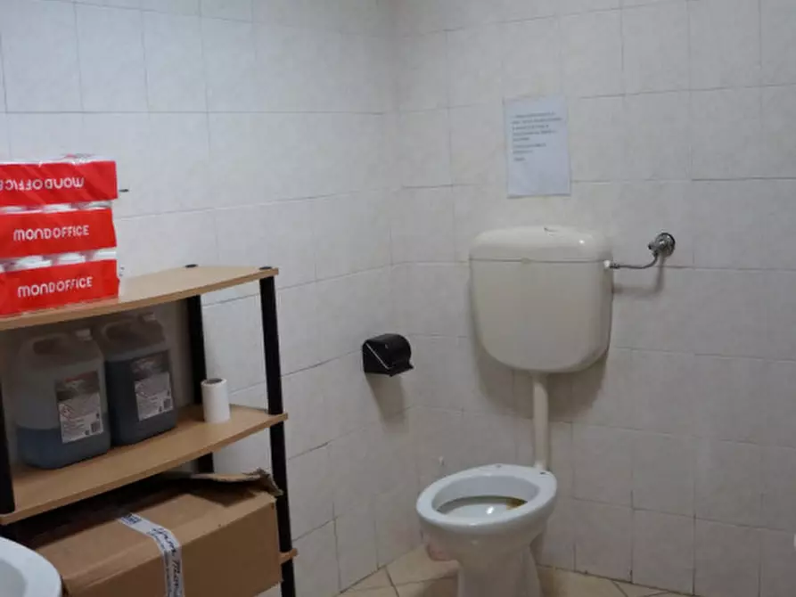 Immagine 26 di Negozio in vendita  in Via Gaetano Storchi a Roma