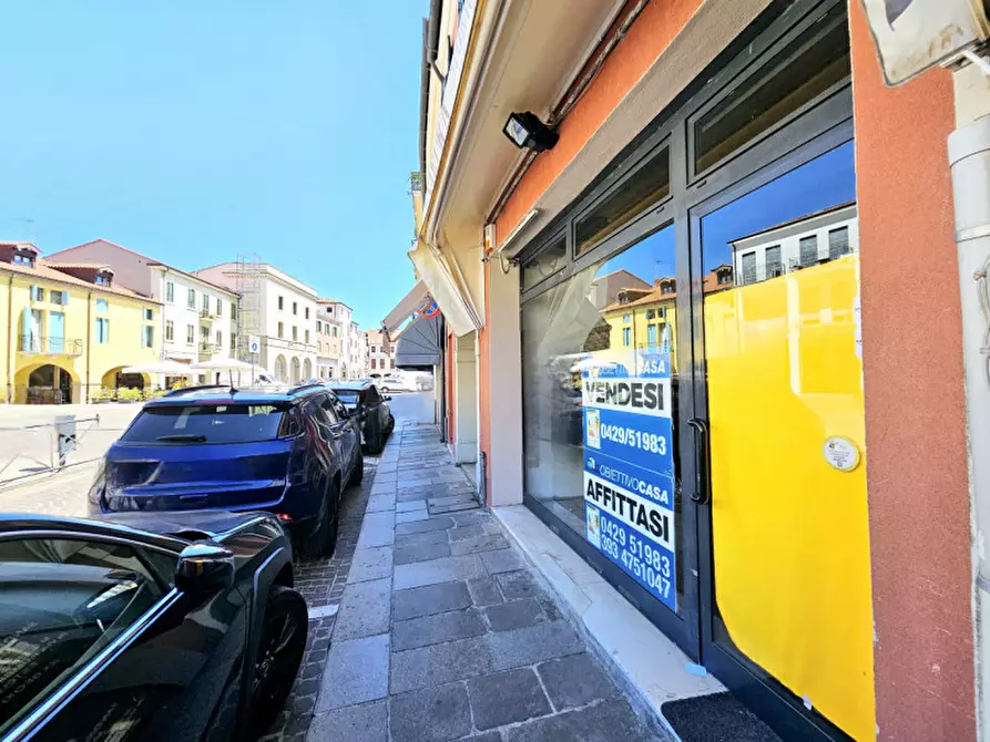 Immagine 2 di Negozio in vendita  in piazza trento a Este