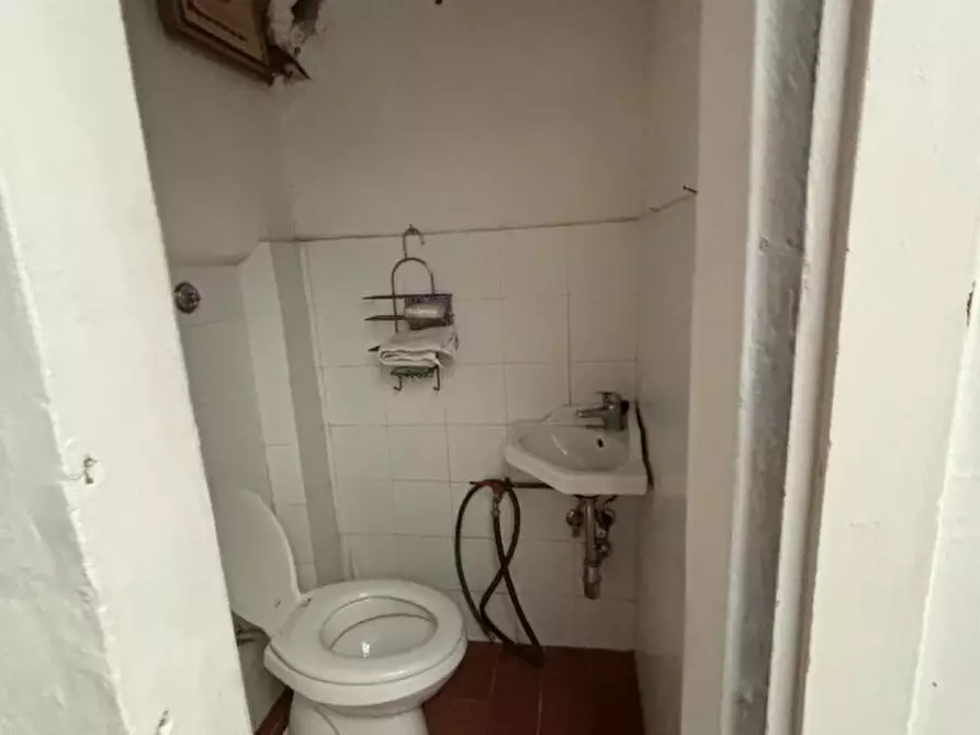 Immagine 4 di Negozio in affitto  in VIA SANTA REPARATA a Firenze