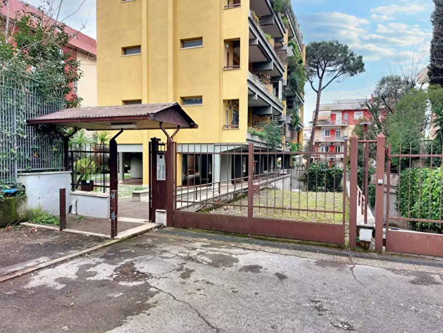 Immagine 1 di Ufficio in vendita  in via della Pineta Sacchetti, N. 43/C a Roma