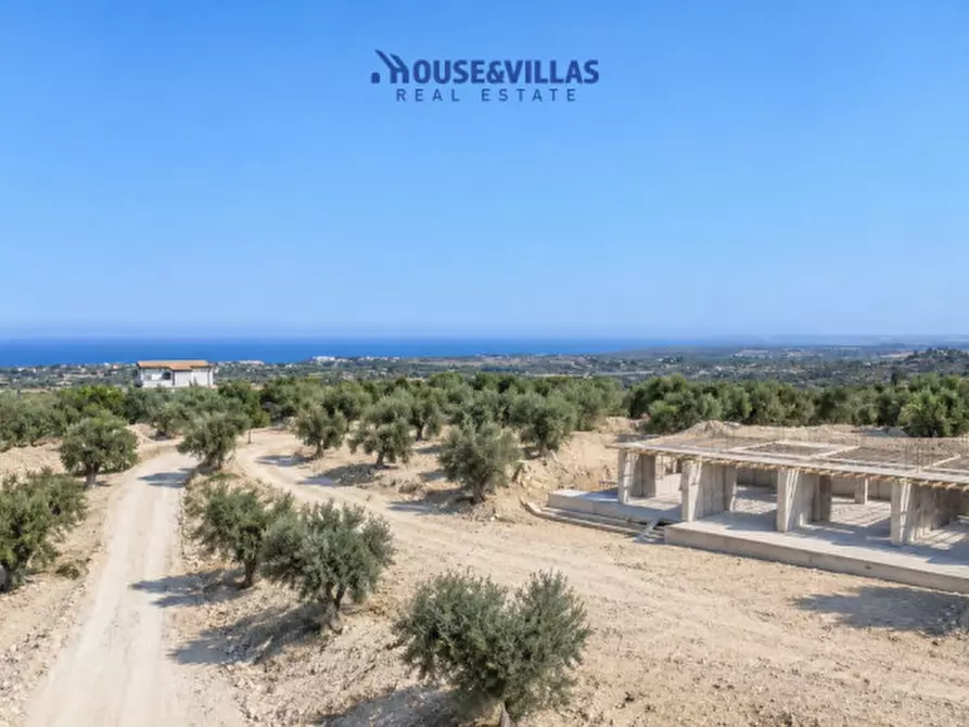 Immagine 1 di Villa in vendita  in Via Dogali e Saati a Noto