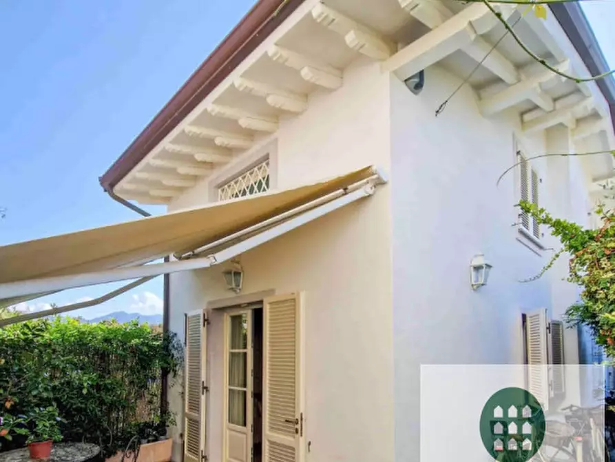 Immagine 1 di Villa in vendita  in Via Palestro a Forte Dei Marmi