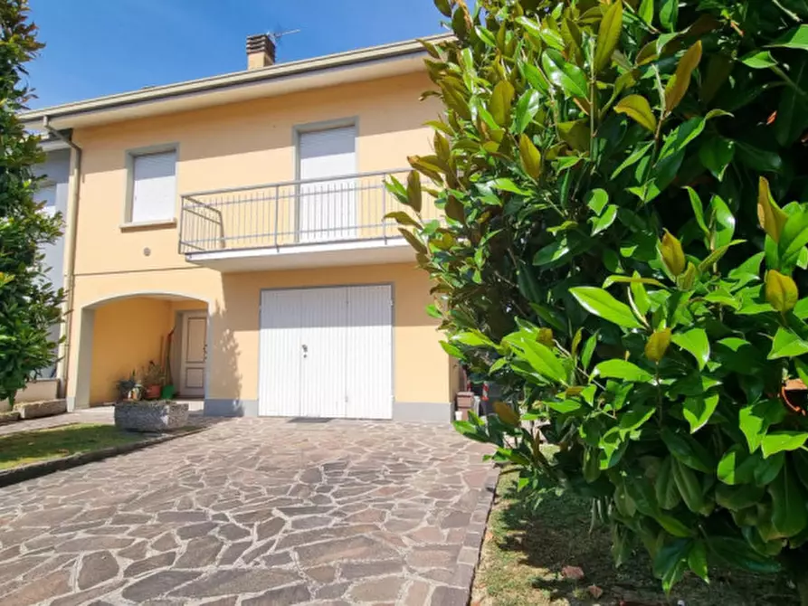 Immagine 2 di Casa bifamiliare in vendita  in Via Moruzzi a Campagnola Emilia