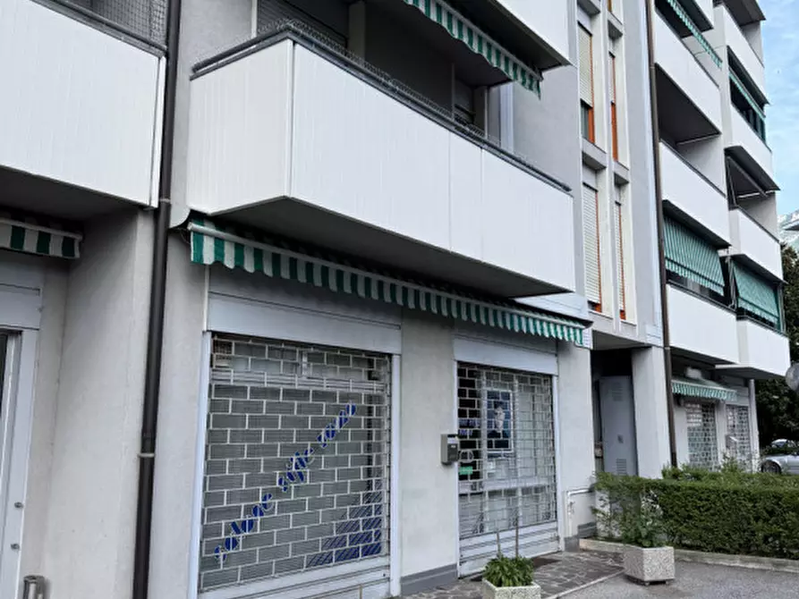 Immagine 1 di Attività commerciale in affitto  in via degasperi trento a Trento