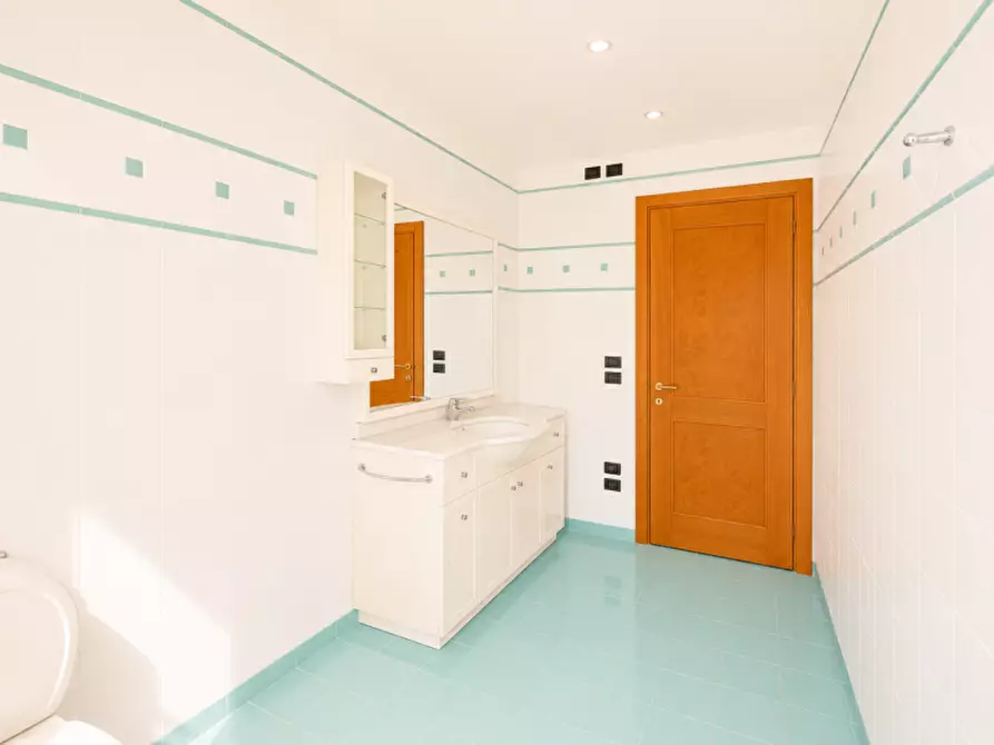 Immagine 5 di Casa bifamiliare in vendita  in Via Giuseppe Garibaldi a Trevignano